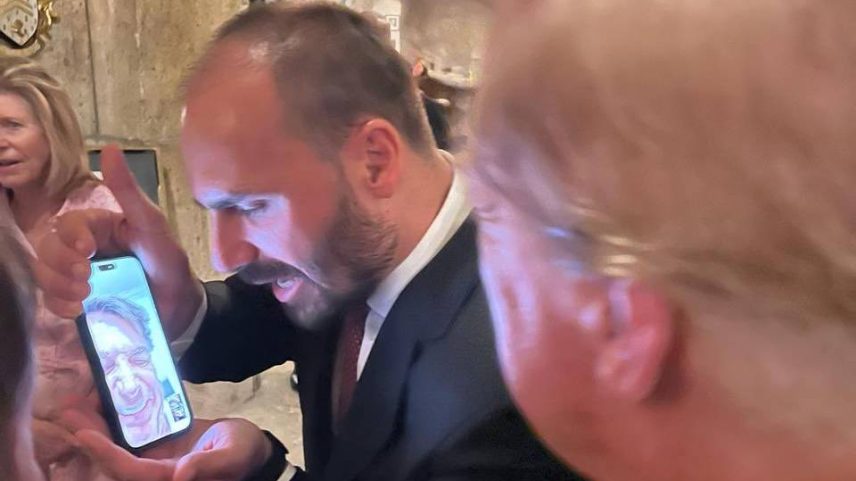 O ex-presidente Jair Bolsonaro (PL) conversa com Donald Trump por videochamada. Ligação foi intermediada pelo filho Eduardo (Foto: Júlia Zanatta/X)