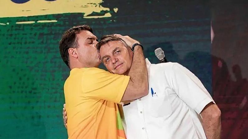 Na imagem, Flávio e Jair Bolsonaro