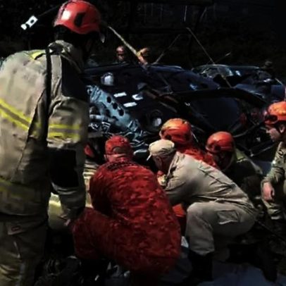 Bombeiros mostram destroços de colisão entre helicópteros no Rio