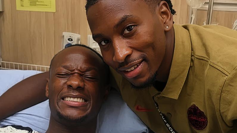 Moïse Bombito com Ismaël Koné no hospital