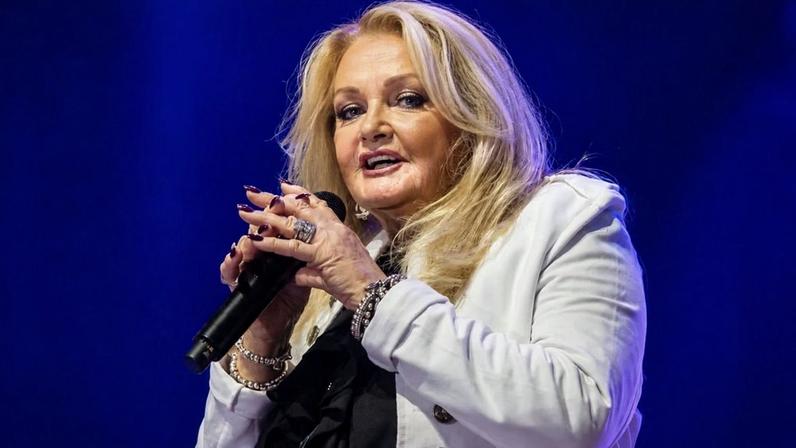 Bonnie Tyler sofre parada cardíaca após cirurgia de emergência e estado de saúde preocupa