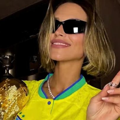 Carol Leite posa com réplica da taça e camisa de Kaká para apoiar o Brasil