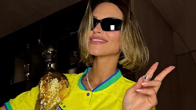 Carol Leite posa com réplica da taça da Copa do Mundo e camisa de Kaká para apoiar o Brasil — Foto: Reprodução/Instagram