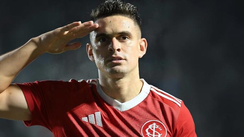 Borré, do Inter, comemora gol sobre o Santos em partida do Brasileirão