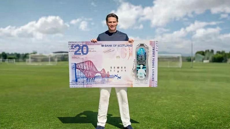 Scott McTominay e a edição especial da libra esterlina — Foto: Divulgação/Bank of Scotland