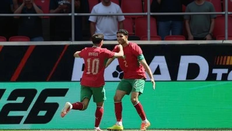 Brahim Díaz e Achraf Hakimi celebram o gol do Marrocos no amistoso contra Noruega antes da Copa