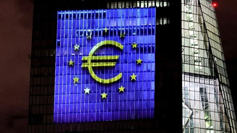 Brasão da União Europeia no prédio do Banco Central Europeu, em Frankfurt, na Alemanha