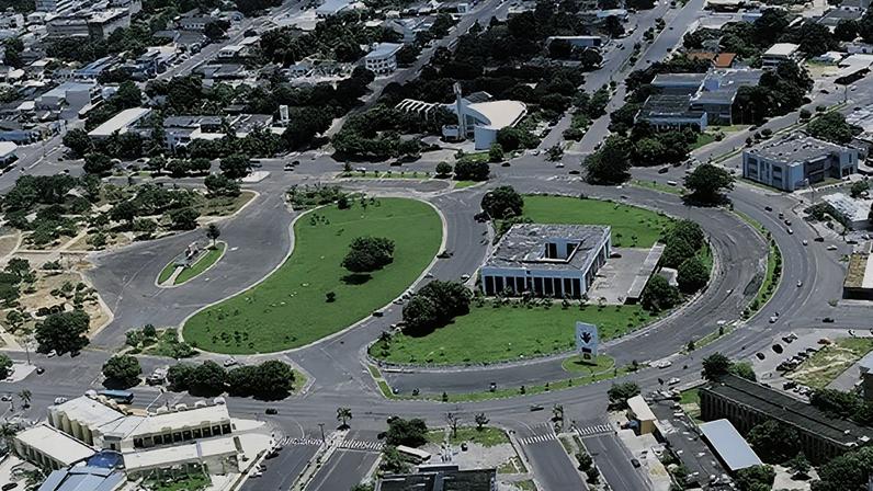 Vista aérea da Praça do Centro Cívico com a Catedral Cristo Redentor, o Palácio Senador Hélio Campos, sede do governo estadual, e o Palácio Antônio Martins, sede da Assembléia Legislativa de Roraima