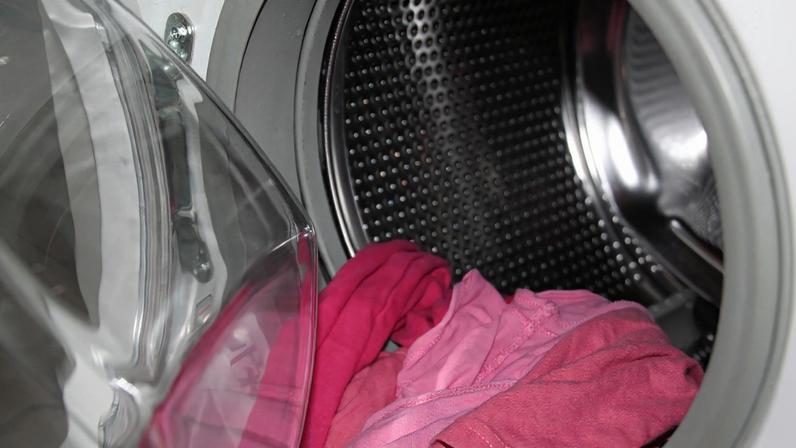 Criança caiu no interior da máquina e se afogou