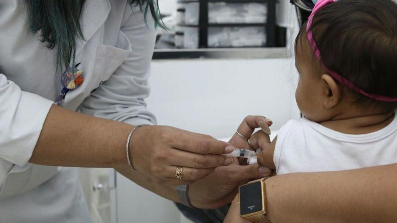 Crianças menores de 5 anos com o esquema vacinal incompleto podem receber a Pneumo 20