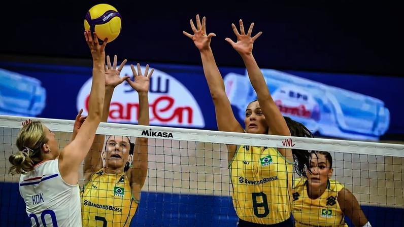 Macris e Júlia Kudiess compõem o bloqueio em Brasil x Holanda pela VNL 2026 (Foto: Volleyball World)