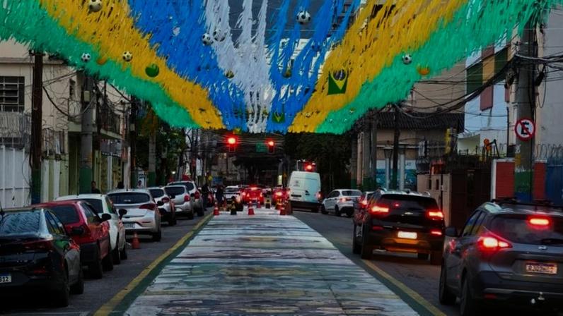 A rampa de carga ao final da partida foi a mais intensa do torneio até o momento, já que o jogo terminou em um horário em que ainda há grande consumo, principalmente em dias de semana; na imagem, rua no Rio pintada para a Copa