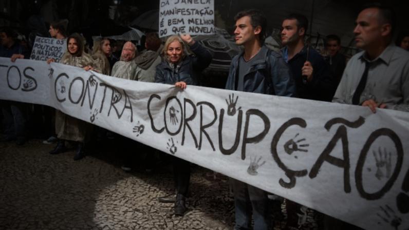 Manifestação contra a corrupção em Curitiba, em junho de 2013. (Foto: Brunno Covello/Gazeta do Povo)