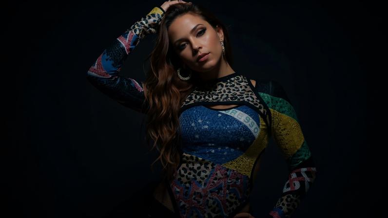 Montagem com fotos de Anitta e Shakira
