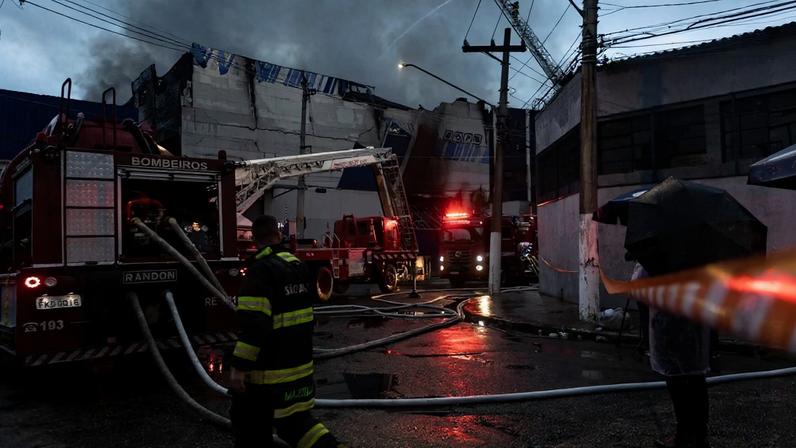 Bombeiros fazem rescaldo de incêndio na Lapa, em São Paulo