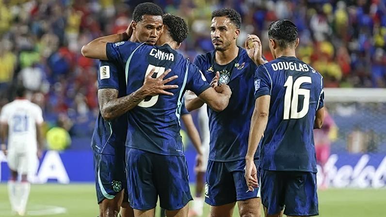 Jogadores da Seleção celebram um dos gols da vitória brasileira sobre o Haiti