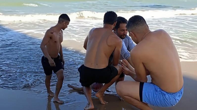 Jovem de 19 anos foi mordida por tubarão-tigre e perdeu a perna direita