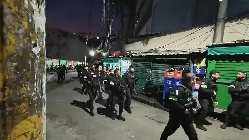 Policiais durante operação no Morro Dona Marta