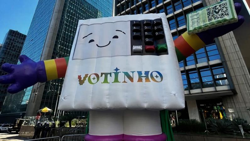 Boneco inflável batizado de 'Votinho', que simula uma urna eletrônica sorridente com as cores da bandeira da diversidade, foi levado à Parada do Orgulho LGBT+ de SP
