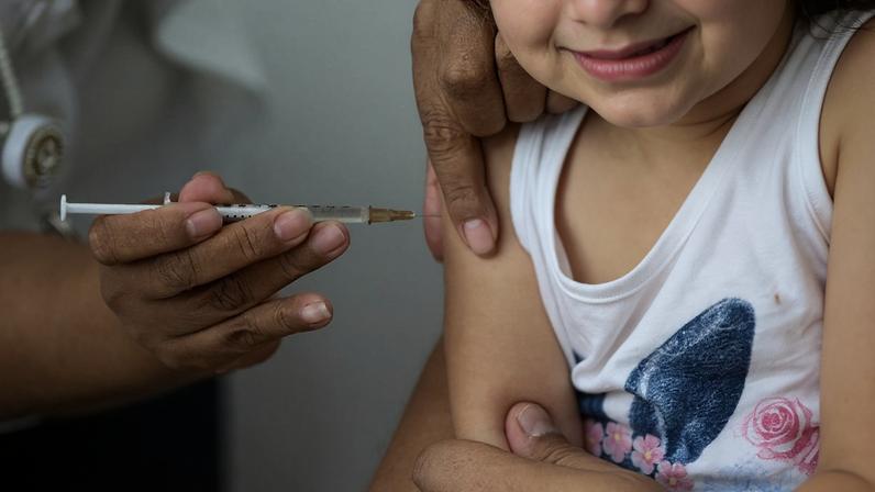 Vacinas estão disponíveis para crianças e adolescentes com idade entre 10 e 14 anos