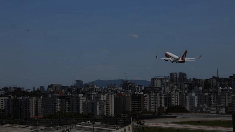 Avião da Gol Linhas Aéreas decola do Aeroporto de Congonhas