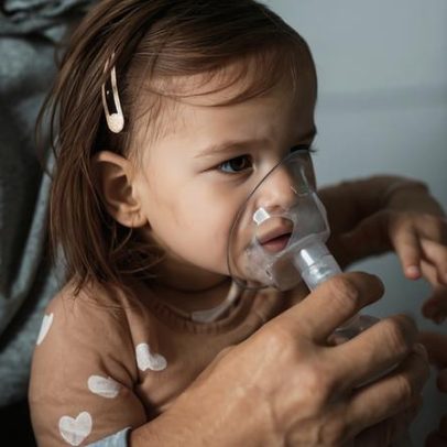 Casos de bronquiolite em bebês caem após vacinação de gestantes no SUS
