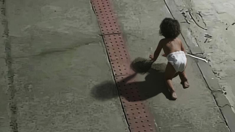 Bebê engatinha na madrugada em Vila Velha