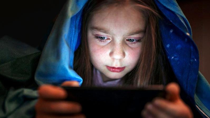 A proibição britânica de acesso às redes sociais para menores de 16 anos ocorre após uma consulta nacional sobre o tema