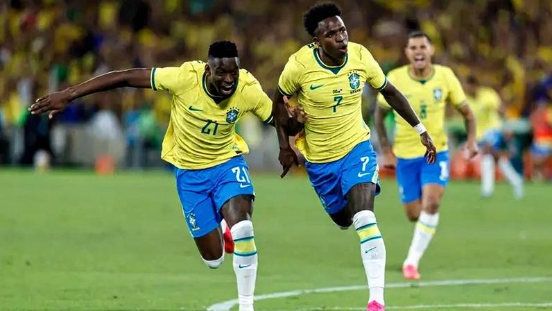 Vinicius Júnior celebrando seu gol ao lado de Luís Enrique no amistoso contra o Panamá.