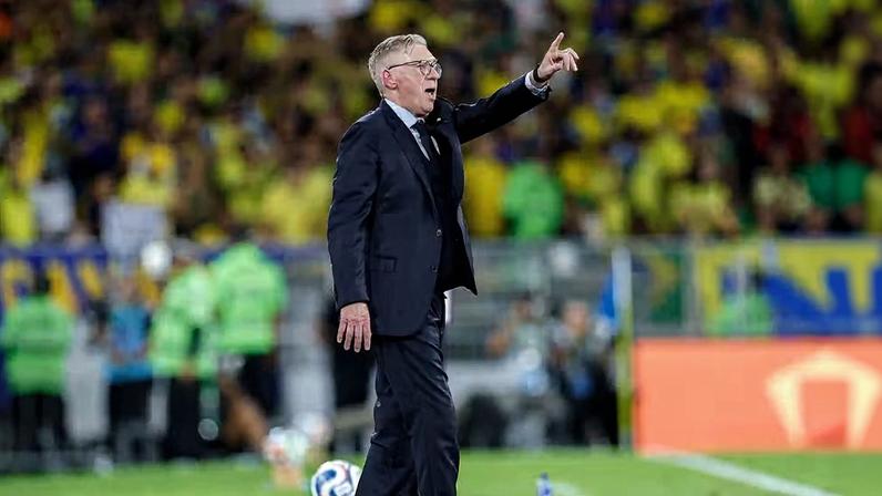 Carlo Ancelotti, técnico da seleção brasileira, a beira do gramado no amistoso contra o Panamá — Foto: Rafael Ribeiro | CBF