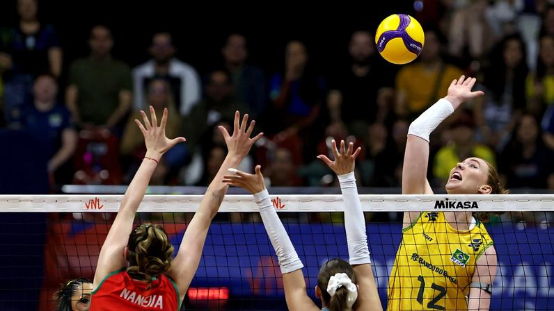 Lance de jogo de vôlei entre Brasil e Bulgária. Foto: Patricy Albuquerque/CBV