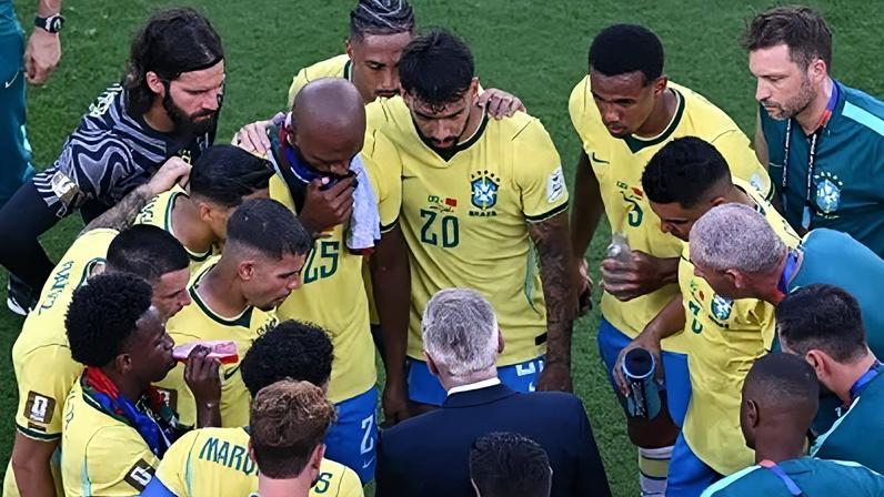 Carlo Ancelotti dá instruções aos jogadores do Brasil durante a pausa para hidratação, medida presente nas partidas da Copa do Mundo