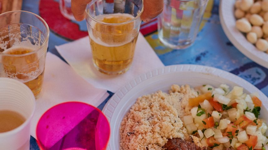 A cerveja não é considerada a bebida ideal para acompanhar o churrasco. — Foto: Brasil com S