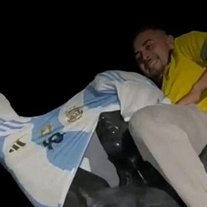 Brasileiro coloca camisa da Argentina na estátua de Rocky Balboa