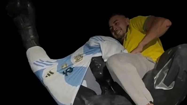 Brasileiro coloca camisa da Argentina em estátua de Rocky Balboa, na Filadélfia (EUA)