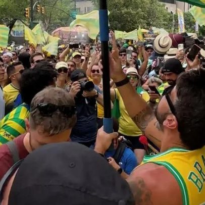 Brasileiros ocupam a Ponte do Brooklyn um dia após estreia do Brasil na Copa