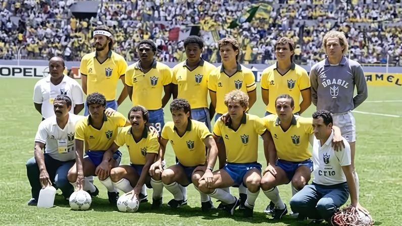 Jogadores da seleção brasileira se alinham para formar um grupo antes da partida da Copa do Mundo FIFA de 1986 contra a Polônia, em 16 de junho, no Estádio Jalisco, em Guadalajara, México