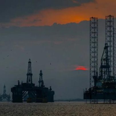OPEP+ aumenta produção, mas Ormuz pode frustrar alívio dos preços