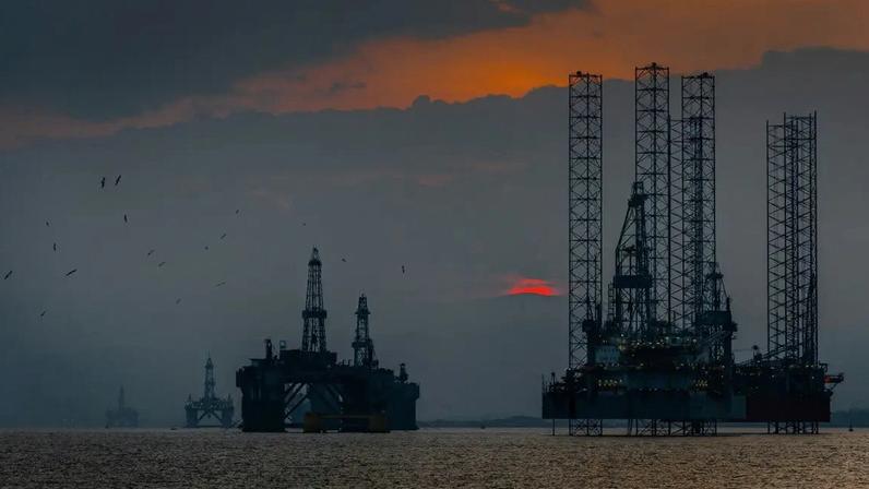 Países com reservas estratégicas de petróleo precisam liberá-las para conter os preços.