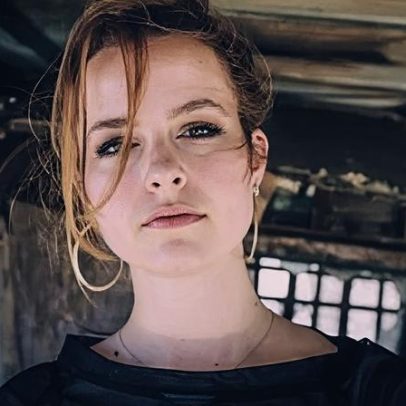 Bridgit Mendler, CEO espacial, comenta lançamento musical "Não fui eu"