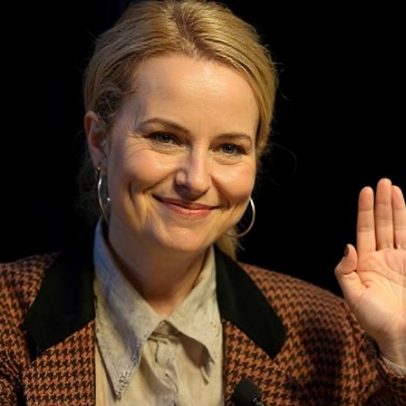 Bridgit Mendler pede desculpas a fãs após vazamento de músicas
