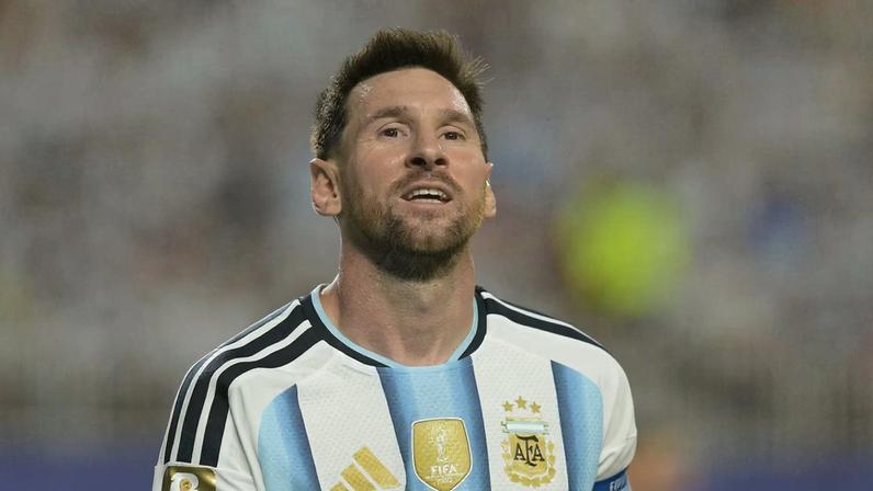 Messi durante a estreia da Argentina na Copa do Mundo contra a Argélia (Foto: Juan Mabromata/AFP)
