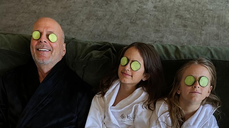 Bruce Willis com as filhas mais novas, Mabel Ray Willis e Evelyn Penn Willis