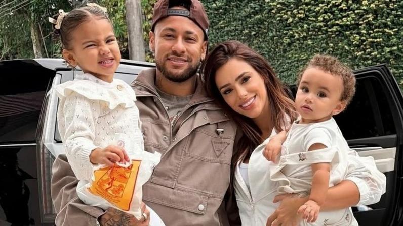 Bruna Biancardi publica foto com Neymar e as filhas antes de ida do jogador à Granja Comary