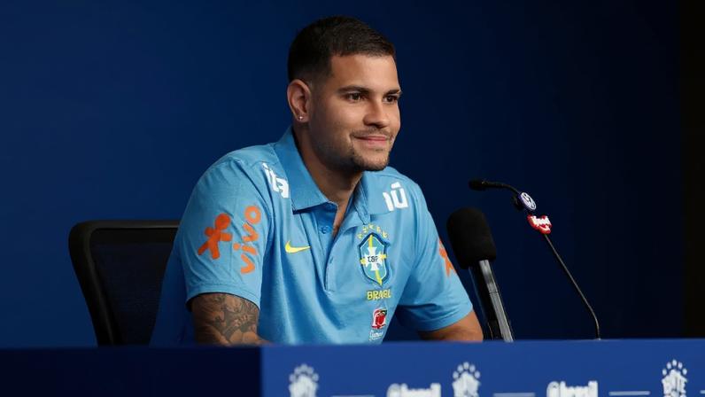 Bruno Guimarães em coletiva de imprensa da seleção brasileira