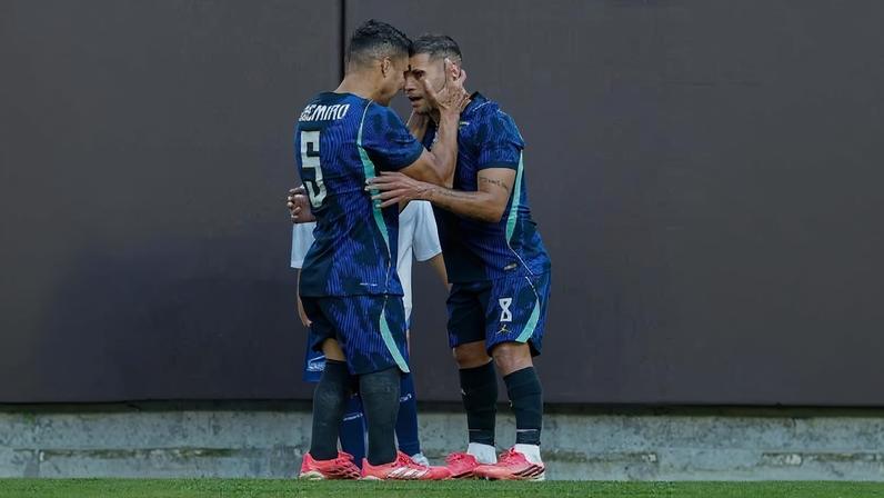 Bruno Guimarães é abraçado por Casemiro após fazer o gol pela seleção brasileira