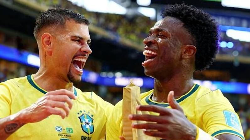 Bruno Guimarães e Vini Jr celebram gol do Brasil sobre a Escócia em jogo da Copa do Mundo