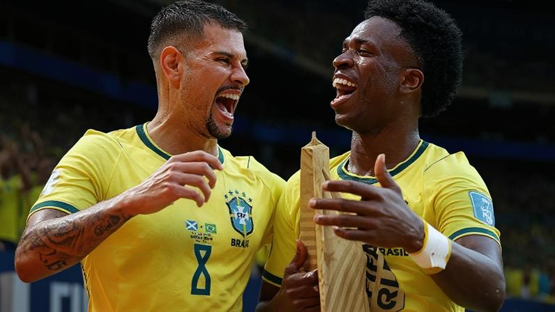 Vini Jr driblou o goleiro e marcou para o Brasil sobre a Escócia em duelo da Copa do Mundo