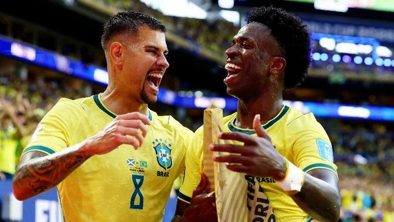 Bruno Guimarães e Vini Jr celebram gol do Brasil sobre a Escócia em jogo da Copa do Mundo