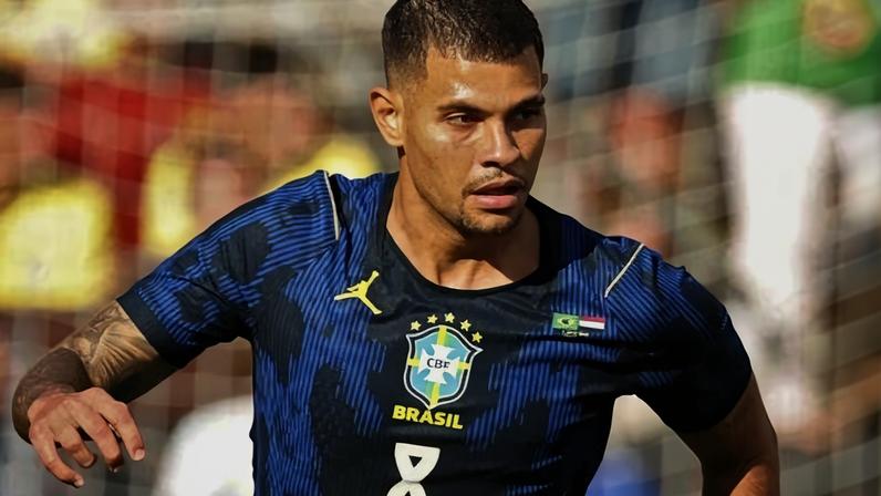 Bruno Guimarães em ação durante jogo entre Brasil e Egito